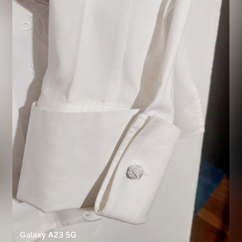 Gold Label Embrioded Blouse W/Embroided Cuff Links.. - Picture 3 of 5